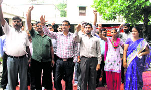 Collectorate ministerial employees stage a demonstration in Dehradun on Monday. 