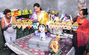 Rajinder and his daughters Shalu and Rukmini give finishing touches to the idol of Lord Krishna depicting the deitys virat roop, in Bathinda on Tuesday.