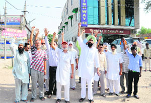 Residents of Guru Gobind Singh Nagar protest against the hotel for throwing garbage on road in Bathinda on Tuesday. 