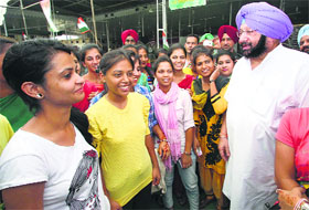Amritsar MP Capt Amarinder Singh interacts with students during an election meeting in support of Congress candidate Preneet Kaur in Patiala on Tuesday.