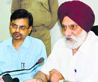 Prof Mohan Paul Ishar, Vice Chancellor, University of Jammu, addresses mediapersons on Wednesday. a Tribune photo
