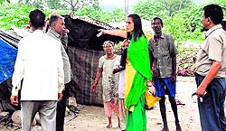 Mukhay Nagar Adhikari Vipra Trivedi directs civic body officials and slum dwellers to remove an encroachment in Haridwar on Sunday