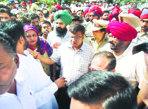 The Samrala DSP (red turban), along with other officials, tries to pacify the agitators.