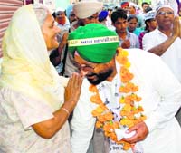 AAP candidate Harjit Singh Adaltiwala campaigning in Patiala on Monday. Tribune photo: Rajesh Sachar