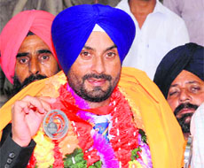Gurpal Singh shows his medal which he won in the 2014 Commonwealth Games in Glasgow.