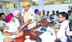 An independent councillor argues with MC Commissioner Pradeep Aggarwal during a Sangat Darshan in Ludhiana on Tuesday. Photo: Inderjeet Verma