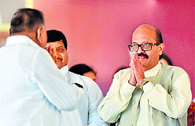 Samajwadi Party chief Mulayam Singh Yadav exchanges greetings with partys expelled leader Amar Singh on Tuesday.