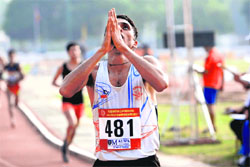 Rahul Kumar Pal of Maharashtra prays after winning the mens 10,000m race in the Federation Cup in Patiala on Tuesday.