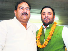 Congress ex-MP from Faridabad Avtar Singh Bhadana (R) with INLD leader Abhay Singh Chautala in New Dellhi on Wednesday.