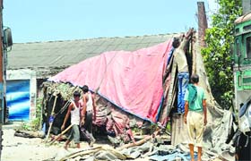 On seeing the MC team, encroachers started removing their shanties