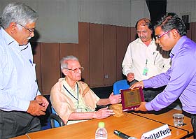 DRDO centenarian scientist Brij Lal Perti being honoured.