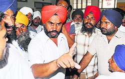 Akali sarpanch Gurmeet Singh argues with AAP workers