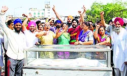 Family members of Gurparkash Singh, who was arrested by the Tarn Taran police, place the body of his minor daughter on the Bhandari Bridge in Amritsar on Wednesday