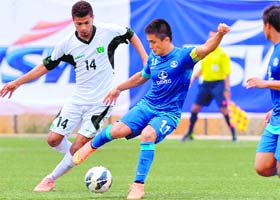 Indian captain Sunil Chhetri (R) tussles with Pakistani player Sher Muhammad Baloch (L) during their second friendly football match in Bangalore on Wednesday