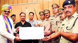 DGP BS Sidhu and Congress leader Kunwar Pranav Champion reward policemen in Dehradun on Wednesday