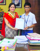 DAV International School principal Anjana Gupta congratulates Vivek Sharma in Amritsar. 