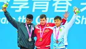 Hakob Mkrtchyan (C) of Armenia, Venkat Rahul Ragala (L) of India and Zhaslan Kaliyev (R) of Kazakhstan pose during the award ceremony in Nanjing on Thursday.