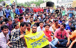 Students Struggle Committee of DAV PG College during the protest in front of the Secretariat in Dehradun on Thursday