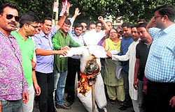 BJYM members burn effigy of Congress vice president Rahul Gandhi at Clock Tower in Dehradun on Thursday
