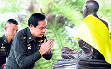 Thailands new PM General Prayuth Chanocha pays homage to the late King Nares in Chonburi Province on Thursday