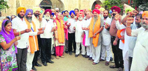 Members of Shaheed Ganj Gurdwara Committee, Ajnala, pay tributes to Kalianwala Khuh martyrs before taking out a march in Ajnala near Amritsar on Friday.