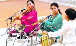 Debopriya Chatterjee Ranadive, Suchismita Acharya (left) and tabla maestro Mithilesh Kumar Jha perform at BCM Arya Model Secondary Senior School in Shastri Nagar, Ludhiana. Tribune Photo: Himanshu Mahajan