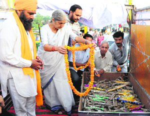 Senior BJP leader Laxmikanta Chawla pays tributes to the Kalianwala Khu martyrs in Amritsar on Saturday.