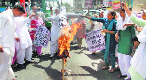 Women organisations burn effigy of Finance Minister Arun Jaitley in Kurukshetra 