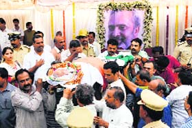 Writer UR Ananthamurthys mortal remains being carried for the last rites in Bengaluru