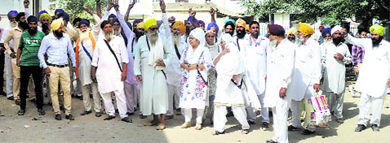 Sant Samaj leader BS Daduwals wife and his supporters protest in Faridkot. Tribune photo
