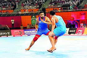 United Singhs (in dark blue) beat California Eagles 60-54 in the World Kabaddi League in New Delhi on Saturday.