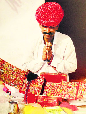 The storyteller Bhat Pappuram with his Kaavad