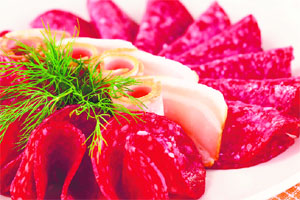 Excessive intake of processed foods, cured meats (bacon and ham slices, sausages, etc.)and other foods that contain high levels of sodium-rich preservatives and salt cause the body to retain fluids
