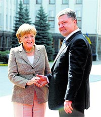 Ukraine President Petro Poroshenko (R) and German chancellor Angela Merkel in Kiev on Saturday. AP/PTI