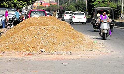 The land fill material unloaded on the GT road has narrowed the path for vehicular movement in Amritsar