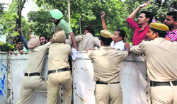 ABVP supporters hold a protest in front of the Vice-Chancellor's residence at Panjab University in Chandigarh on Sunday. A Tribune Photograph