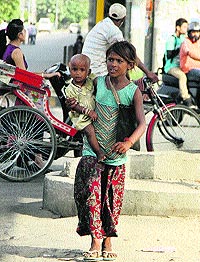 A beggar with a child in Jalandhar