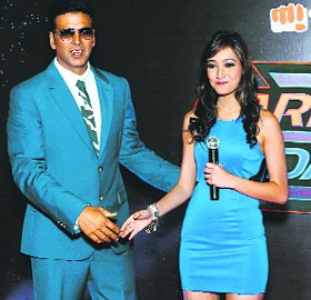 Nalini Negi (R) with Akshay Kumar