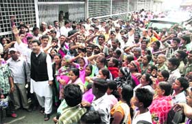 Senior Congress leader Suryakant Dhasmana with residents of Brahmawala Khala in Dehradun on Sunday