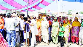 Residents of Haripura Basti block the Sangrur-Patiala bypass 