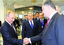 Russian President Vladimir Putin (L) with his Ukrainian counterpart Petro Poroshenko in Minsk on Tuesday