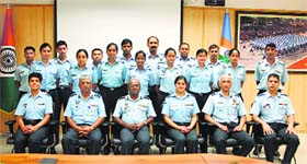 Members of the IAFs all-women cycling expedition to Leh with senior officers
