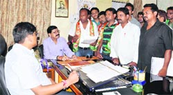 Members of the Bharatiya Janata Yuva Morcha meet Mukhya Nagar Adhikari Harak Singh Rawat regarding their demands in Dehradun on Wednesday. Tribune photo: Abhyudaya Kotnala 