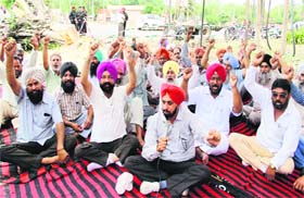 Members of the GNDTP Sangharsh Committee stage a protest against the Punjab government in Bathinda on Thursday