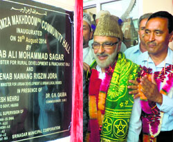 Minister for Rural Development and Panchayati Raj Ali Mohammad Sagar and Minister for Urban Development Nawang Rigzin Jora inaugurate a community facilitation centre at Makhdoom Sahib in Srinagar on Thursday.