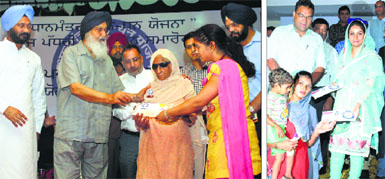 CM Parkash Singh Badal hands over Pradhan Mantri Jan Dhan Yojna kit to beneficiaries at Guru Nanak Bhawan in Ludhiana on Thursday; (right) Union Cabinet Minister Harsimrat Kaur Badal at a similar function in Bathinda.