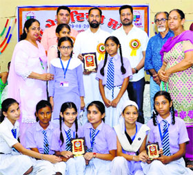 Pawan Tinu, CPS, Sports, Punjab, honours students of Government Girls School, Nehru Garden, during a function