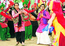 Dharmendra and Gippy Grewal in Double Di Trouble