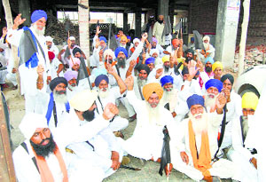 Baljit Singh Daduwals supporters demonstrate at the Gurdwara Chowk in Mansa on Friday. 
