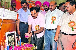 Tarun Chugh, secretary, BJP, pay tributes to hockey wizard Dhyan Chand